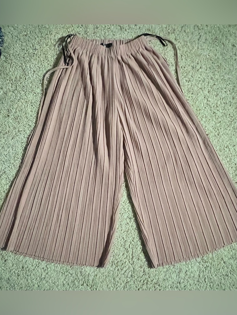 Wide-Leg Pleated Culotte Pants in Mauve Pink